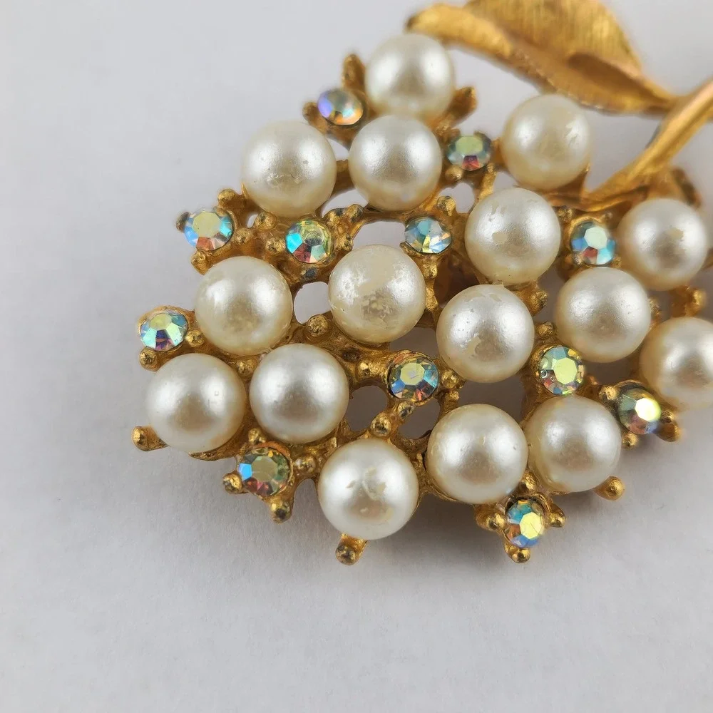 Vintage Gold Tone Brooch Faux Pearls &  Iridescent Rhinestones in Grape‎ Cluster
